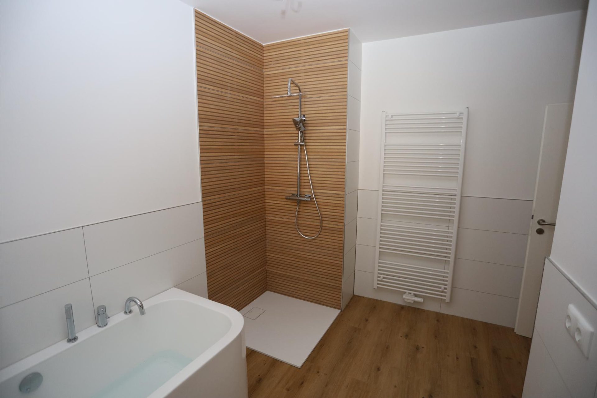 Modernes Badezimmer mit Badewanne